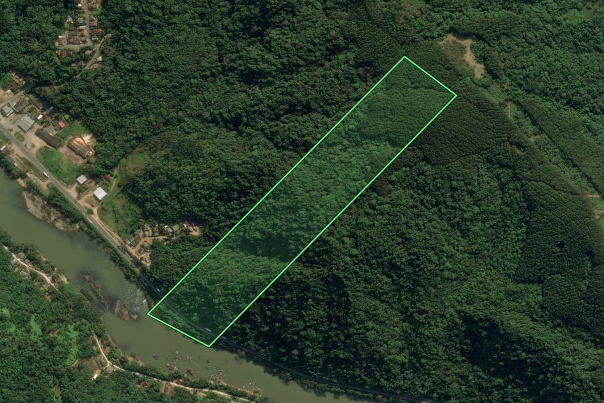 Imagem de satélite do imóvel rural em Ibirama (SC), com o contorno declarado no CAR desenhado por cima.