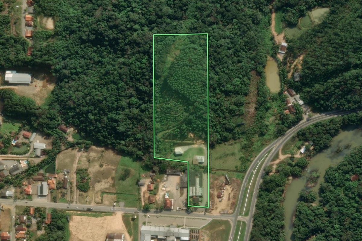 Imagem de satélite do imóvel rural em Ibirama (SC), com o contorno declarado no CAR desenhado por cima.