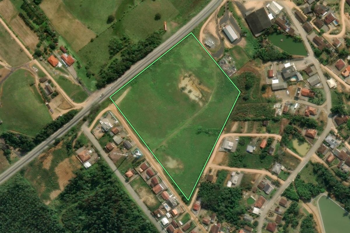 Imagem de satélite do imóvel rural em Ibirama (SC), com o contorno declarado no CAR desenhado por cima.