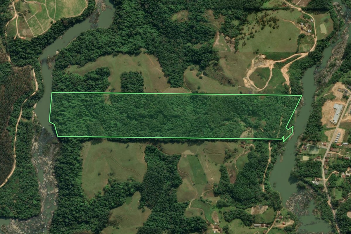 Imagem de satélite do imóvel rural em Ibirama (SC), com o contorno declarado no CAR desenhado por cima.