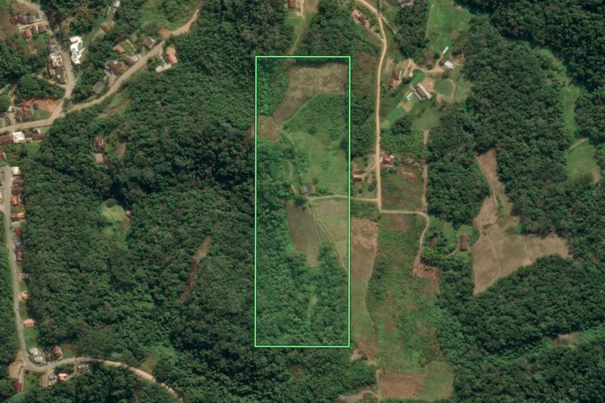 Imagem de satélite do imóvel rural em Ibirama (SC), com o contorno declarado no CAR desenhado por cima.