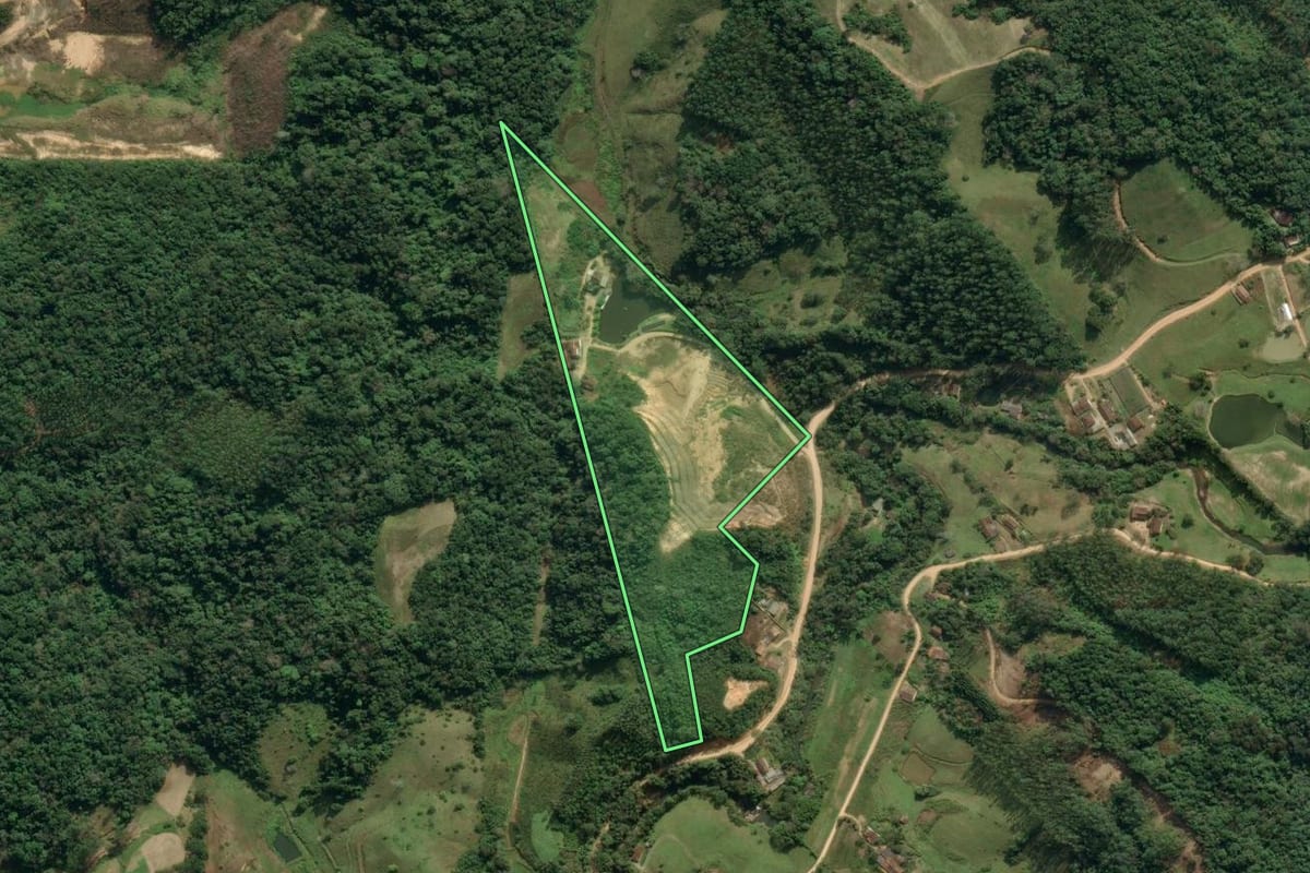 Imagem de satélite do imóvel rural em Ibirama (SC), com o contorno declarado no CAR desenhado por cima.