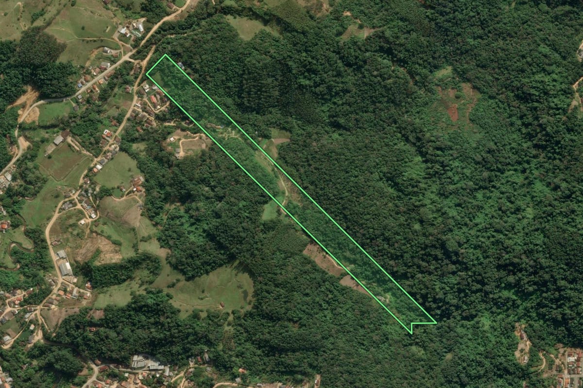 Imagem de satélite do imóvel rural em Ibirama (SC), com o contorno declarado no CAR desenhado por cima.