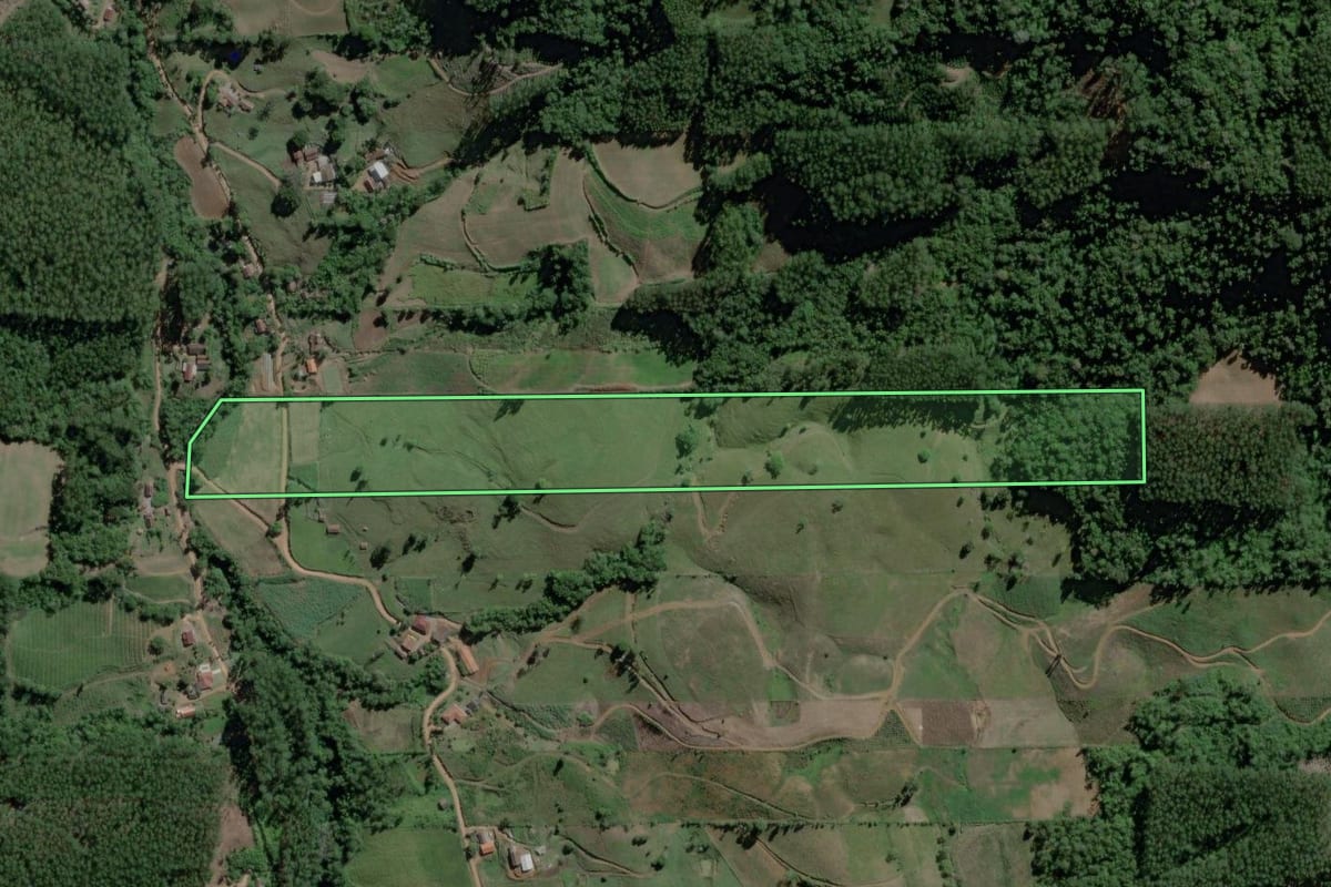 Imagem de satélite do imóvel rural em Ibirama (SC), com o contorno declarado no CAR desenhado por cima.
