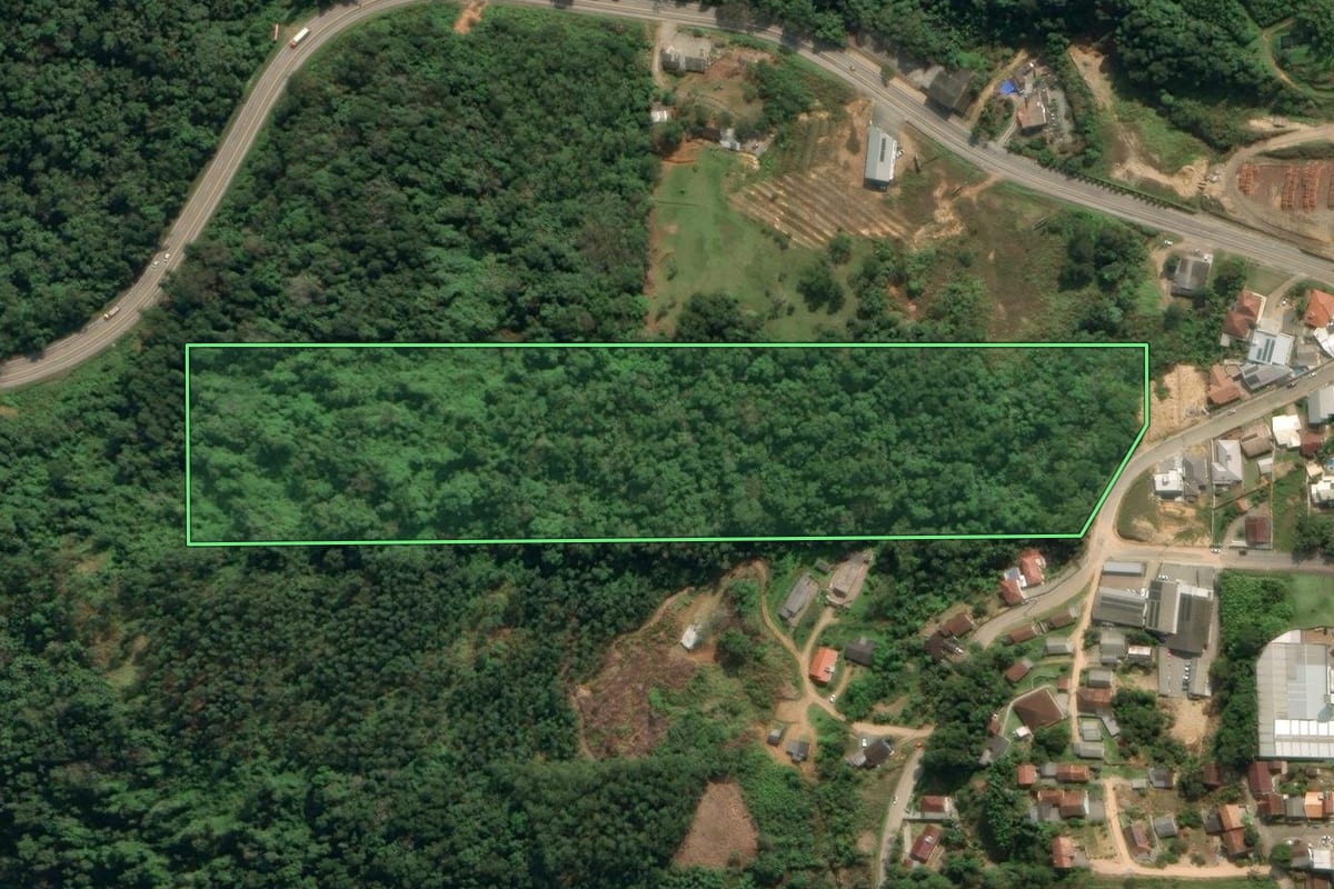 Imagem de satélite do imóvel rural em Ibirama (SC), com o contorno declarado no CAR desenhado por cima.