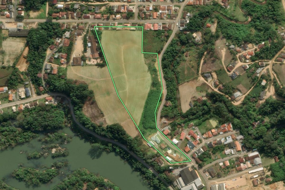 Imagem de satélite do imóvel rural em Ibirama (SC), com o contorno declarado no CAR desenhado por cima.