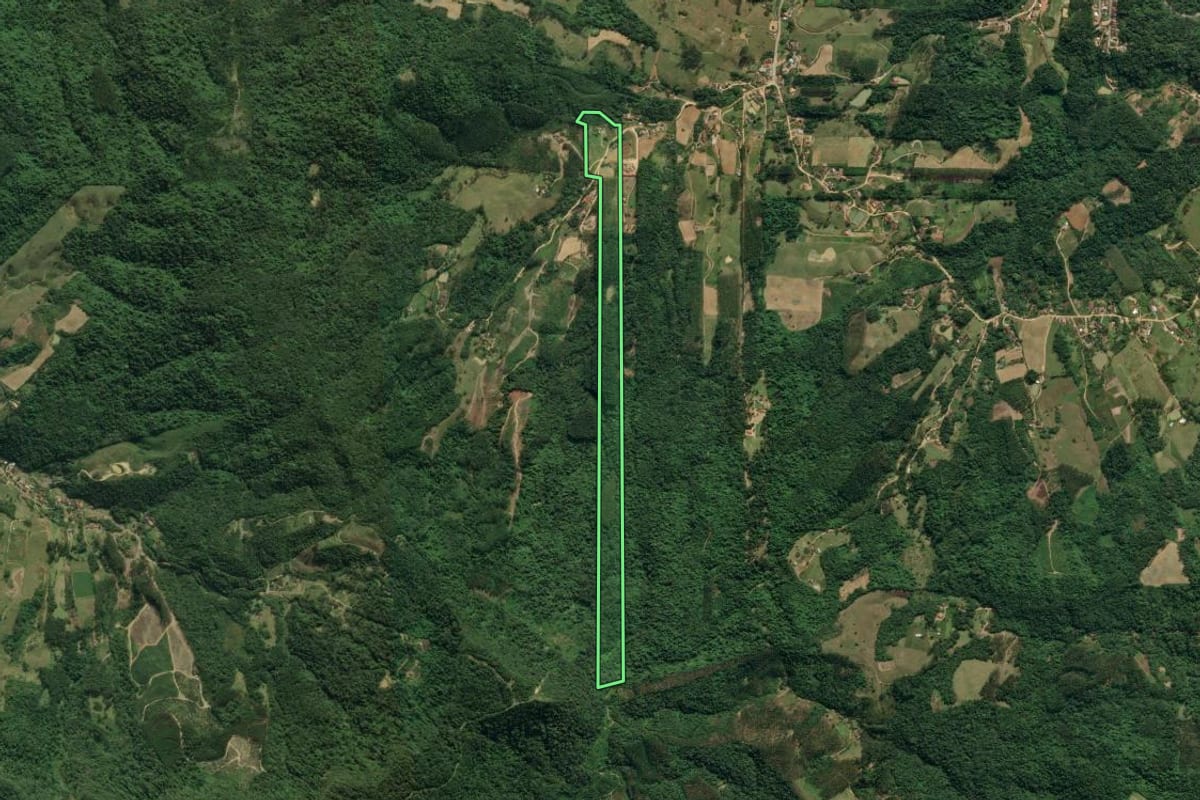 Imagem de satélite do imóvel rural em Ibirama (SC), com o contorno declarado no CAR desenhado por cima.