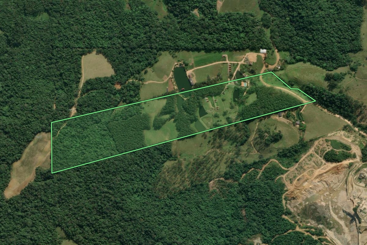 Imagem de satélite do imóvel rural em Ibirama (SC), com o contorno declarado no CAR desenhado por cima.
