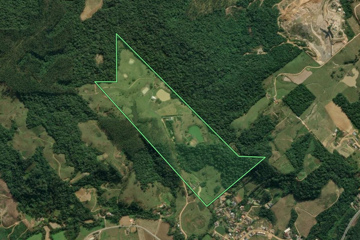 Imagem de satélite do imóvel rural em Ibirama (SC), com o contorno declarado no CAR desenhado por cima.