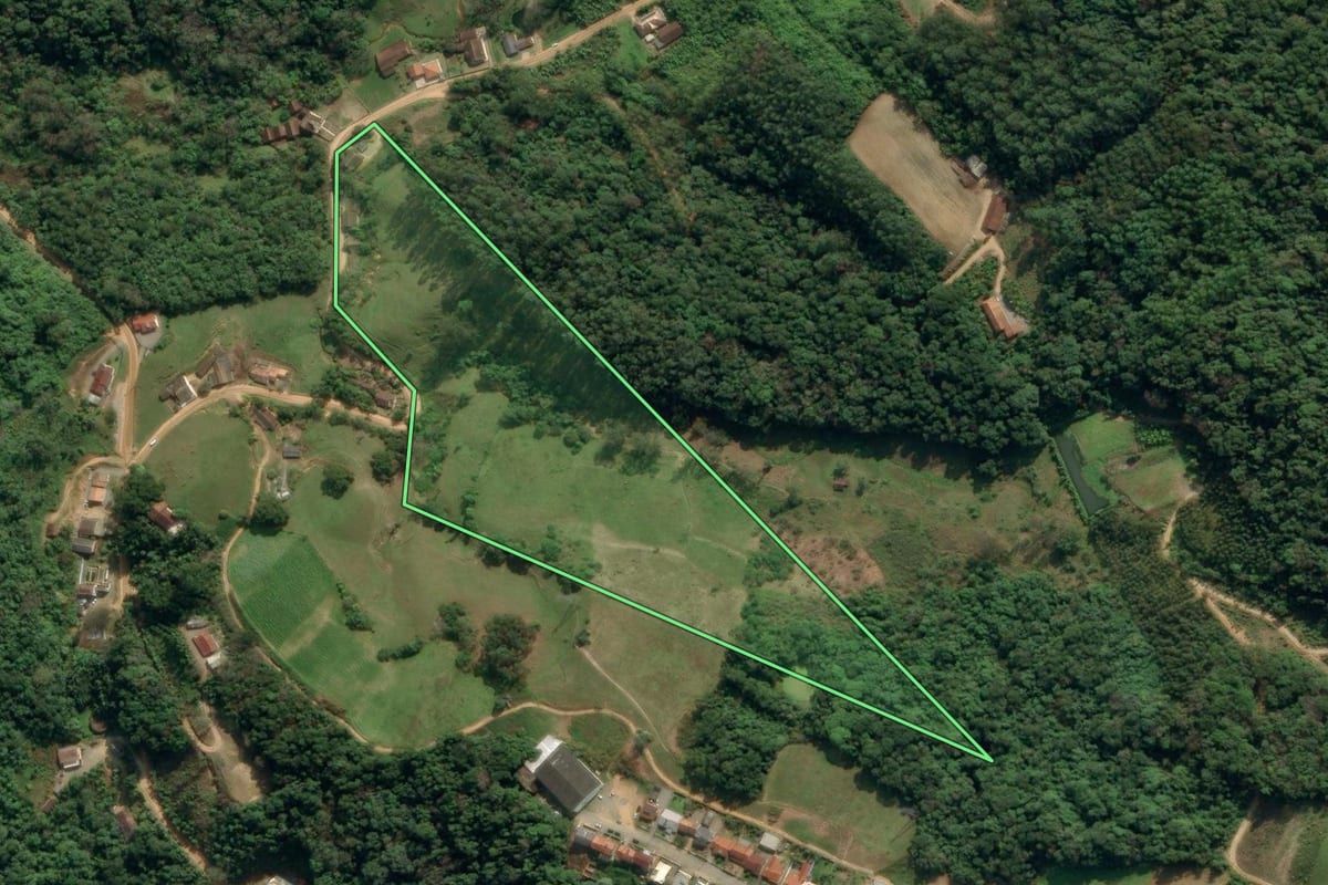 Imagem de satélite do imóvel rural em Ibirama (SC), com o contorno declarado no CAR desenhado por cima.