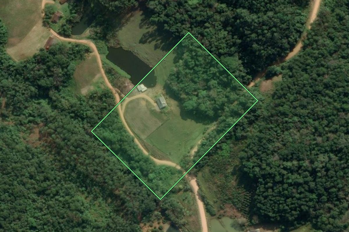 Imagem de satélite do imóvel rural em Ibirama (SC), com o contorno declarado no CAR desenhado por cima.