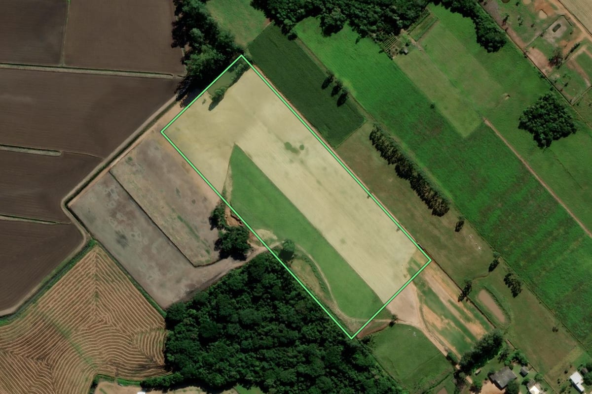 Imagem de satélite do imóvel rural em Içara (SC), com o contorno declarado no CAR desenhado por cima.
