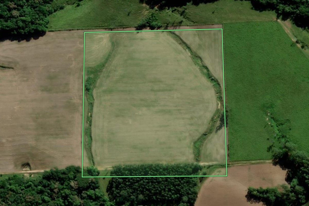 Imagem de satélite do imóvel rural em Içara (SC), com o contorno declarado no CAR desenhado por cima.