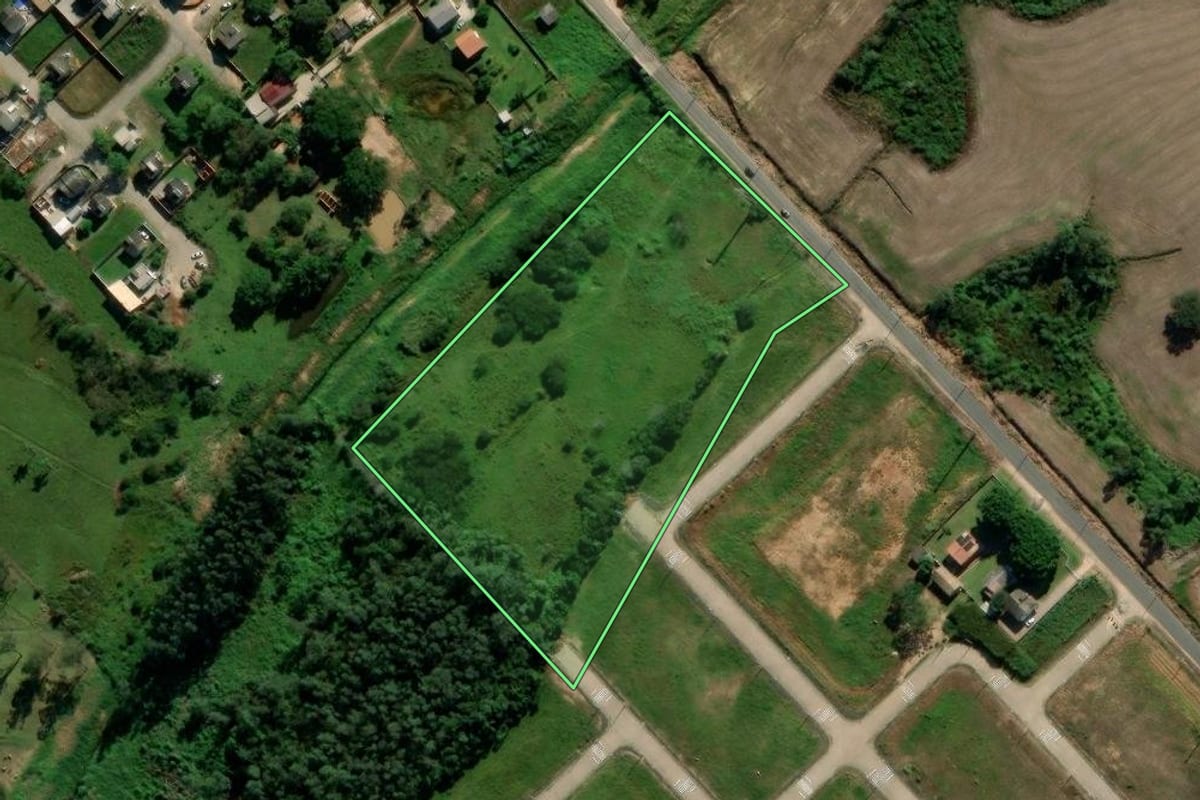 Imagem de satélite do imóvel rural em Içara (SC), com o contorno declarado no CAR desenhado por cima.