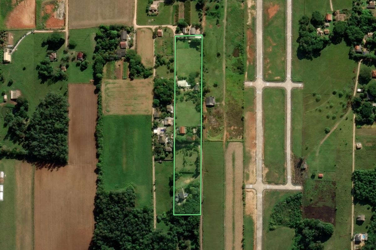Imagem de satélite do imóvel rural em Içara (SC), com o contorno declarado no CAR desenhado por cima.