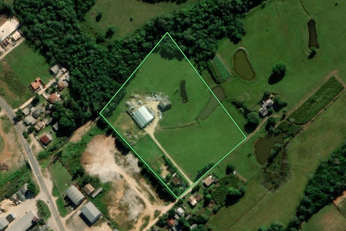 Imagem de satélite do imóvel rural em Içara (SC), com o contorno declarado no CAR desenhado por cima.