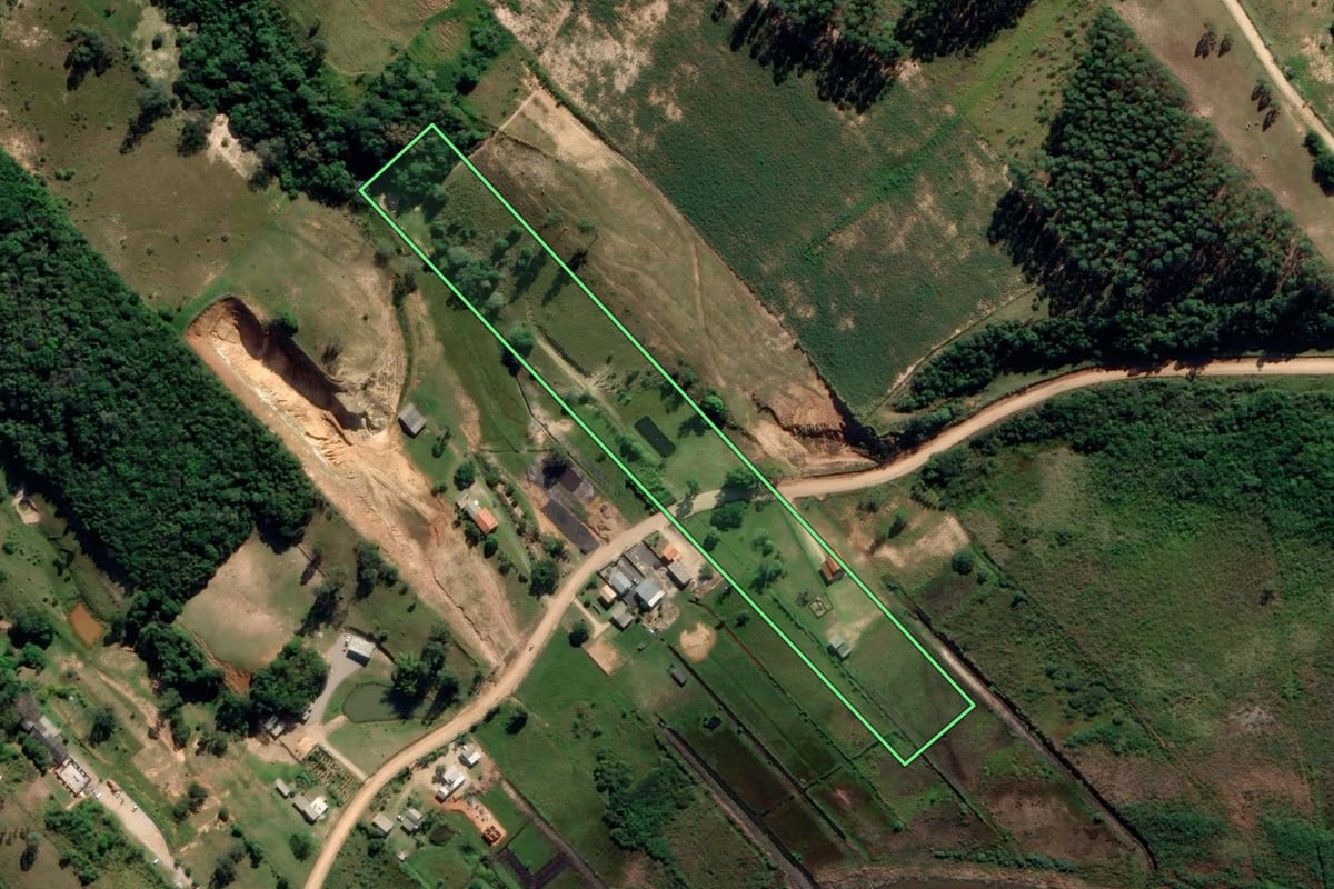 Imagem de satélite do imóvel rural em Içara (SC), com o contorno declarado no CAR desenhado por cima.