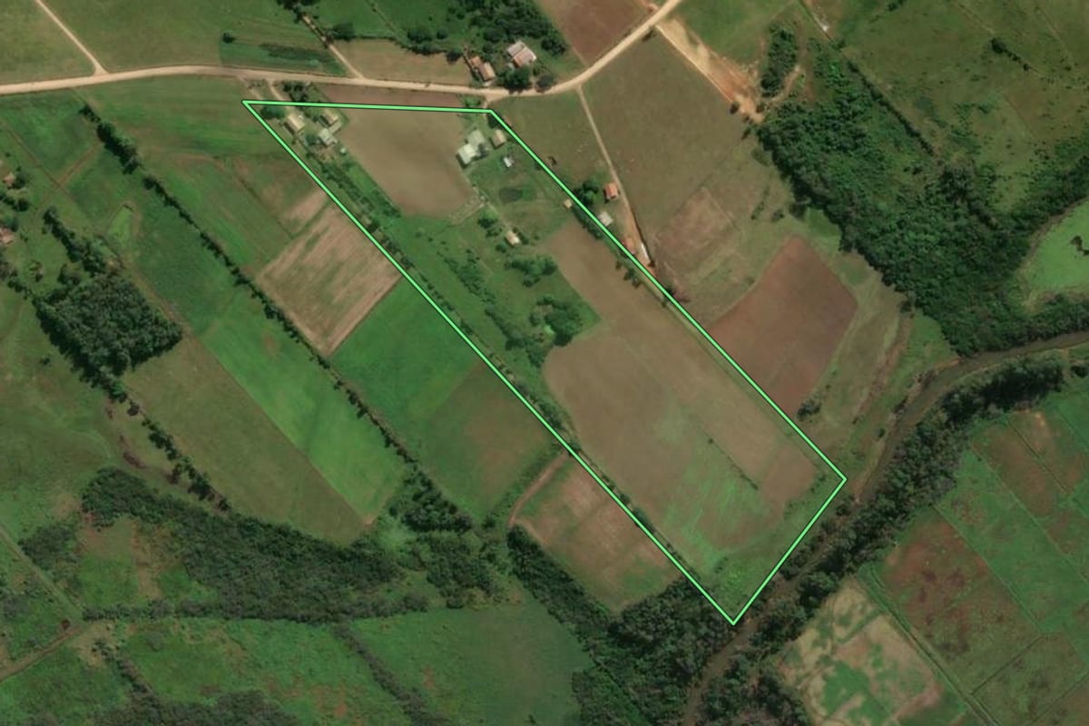 Imagem de satélite do imóvel rural em Içara (SC), com o contorno declarado no CAR desenhado por cima.
