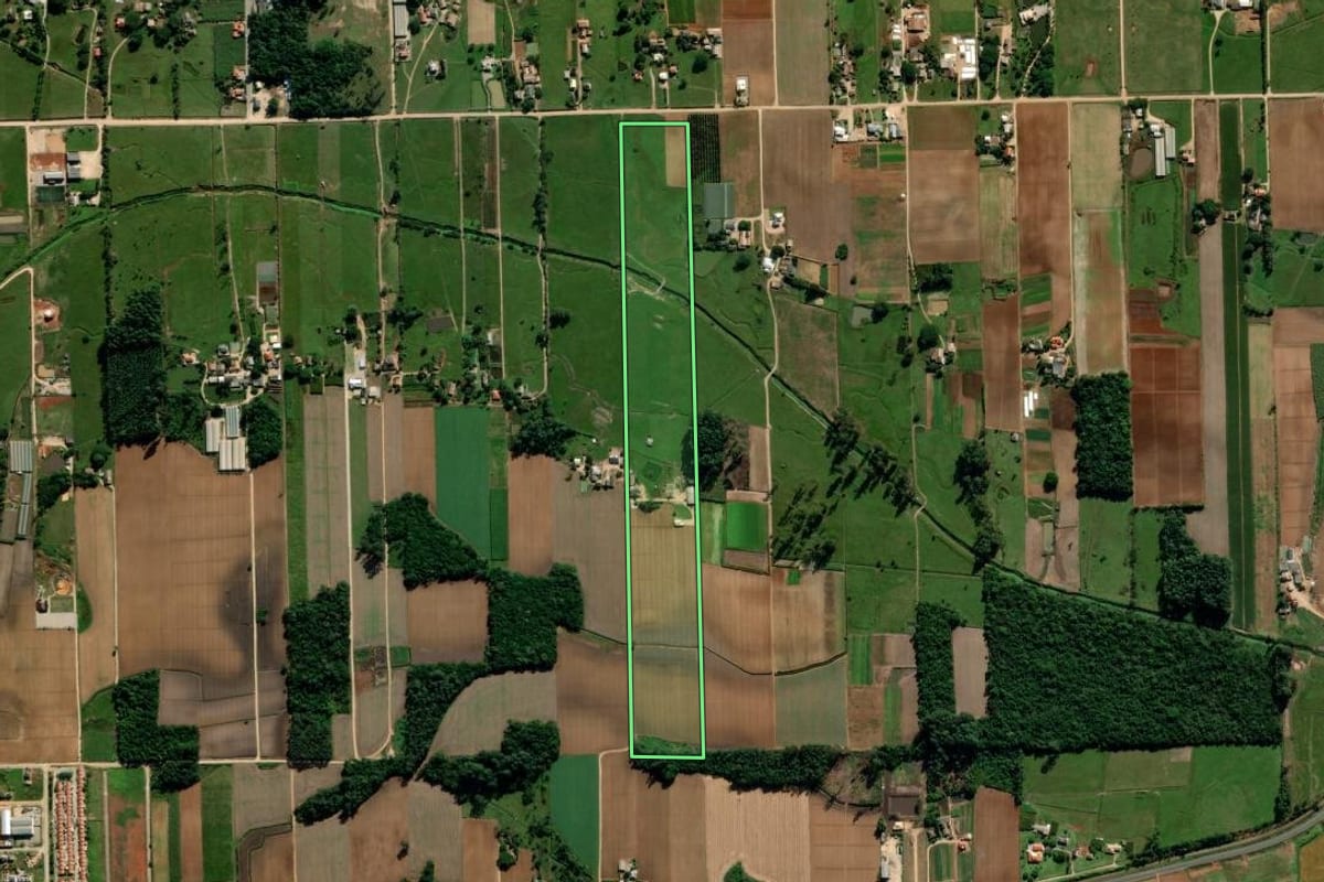 Imagem de satélite do imóvel rural em Içara (SC), com o contorno declarado no CAR desenhado por cima.