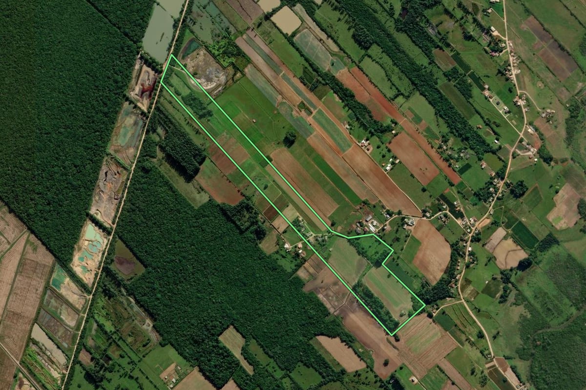 Imagem de satélite do imóvel rural em Içara (SC), com o contorno declarado no CAR desenhado por cima.