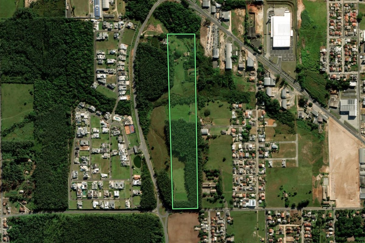 Imagem de satélite do imóvel rural em Içara (SC), com o contorno declarado no CAR desenhado por cima.