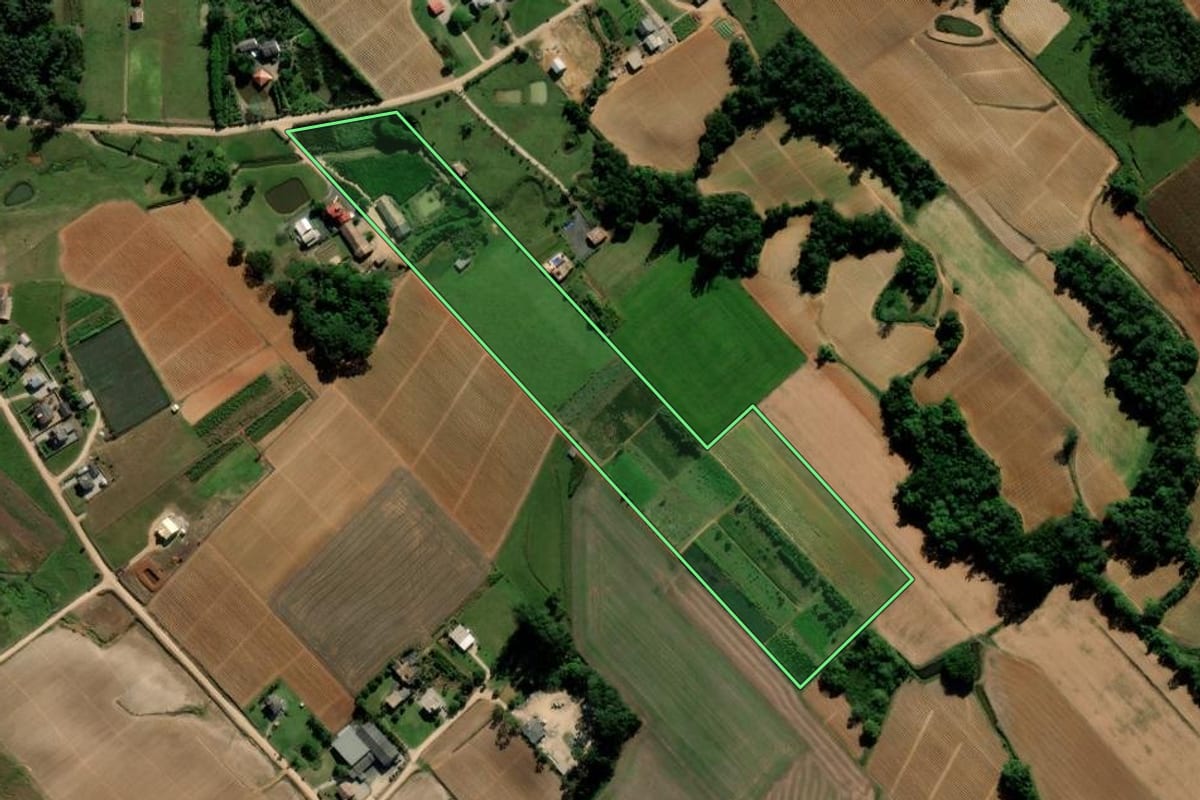 Imagem de satélite do imóvel rural em Içara (SC), com o contorno declarado no CAR desenhado por cima.