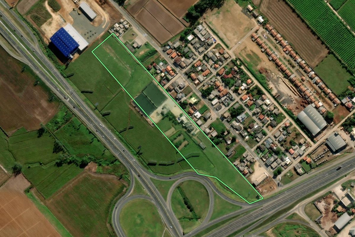 Imagem de satélite do imóvel rural em Içara (SC), com o contorno declarado no CAR desenhado por cima.