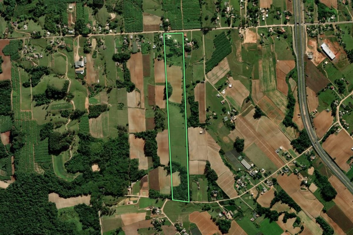Imagem de satélite do imóvel rural em Içara (SC), com o contorno declarado no CAR desenhado por cima.