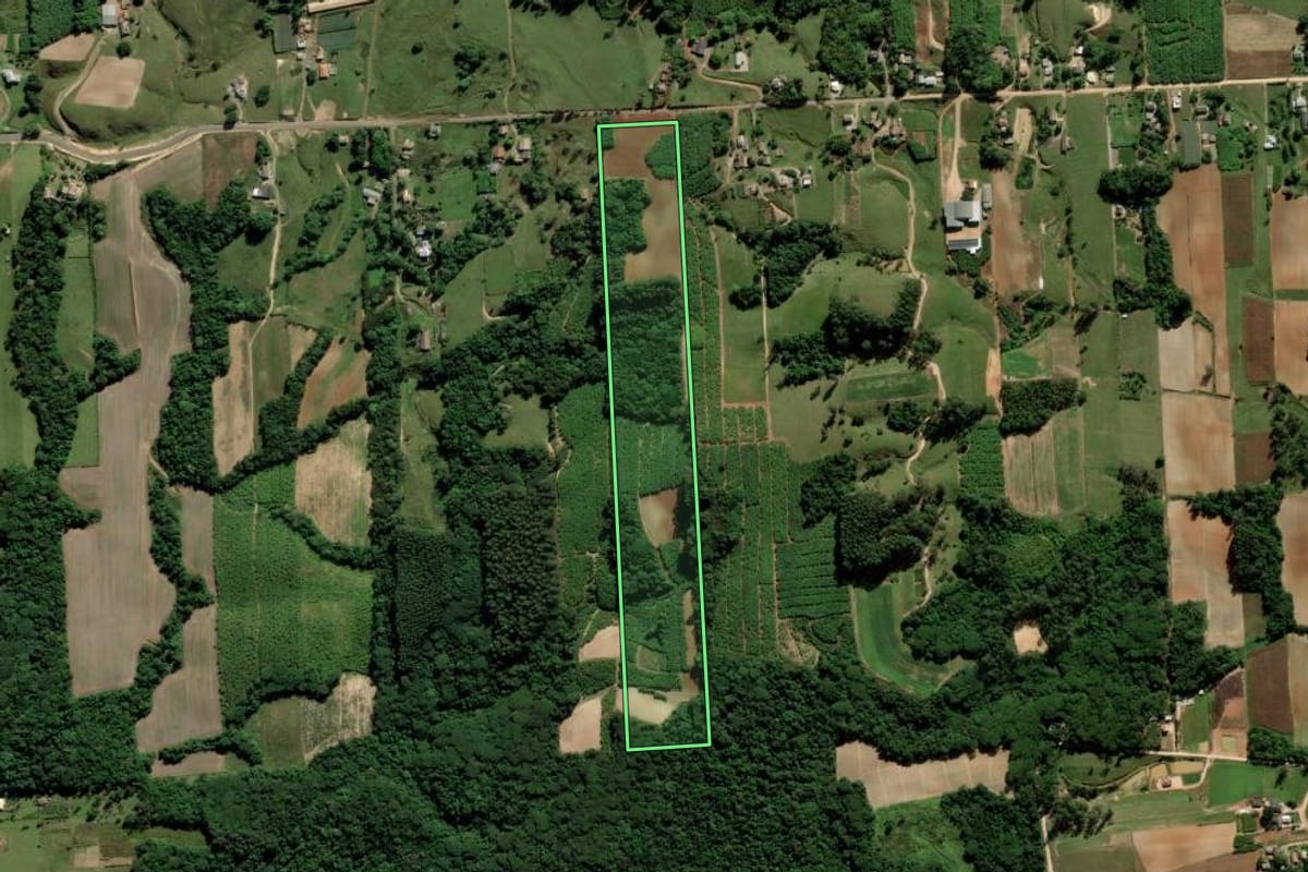 Imagem de satélite do imóvel rural em Içara (SC), com o contorno declarado no CAR desenhado por cima.