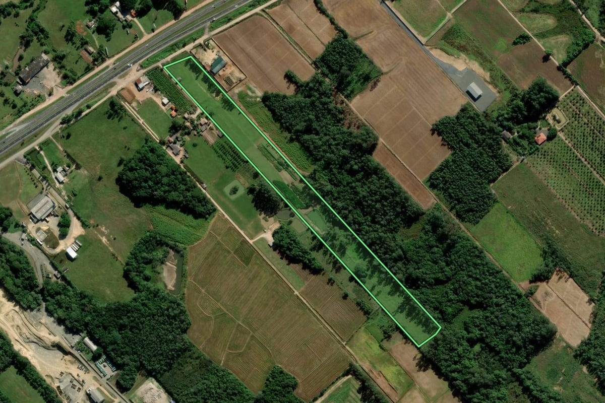 Imagem de satélite do imóvel rural em Içara (SC), com o contorno declarado no CAR desenhado por cima.