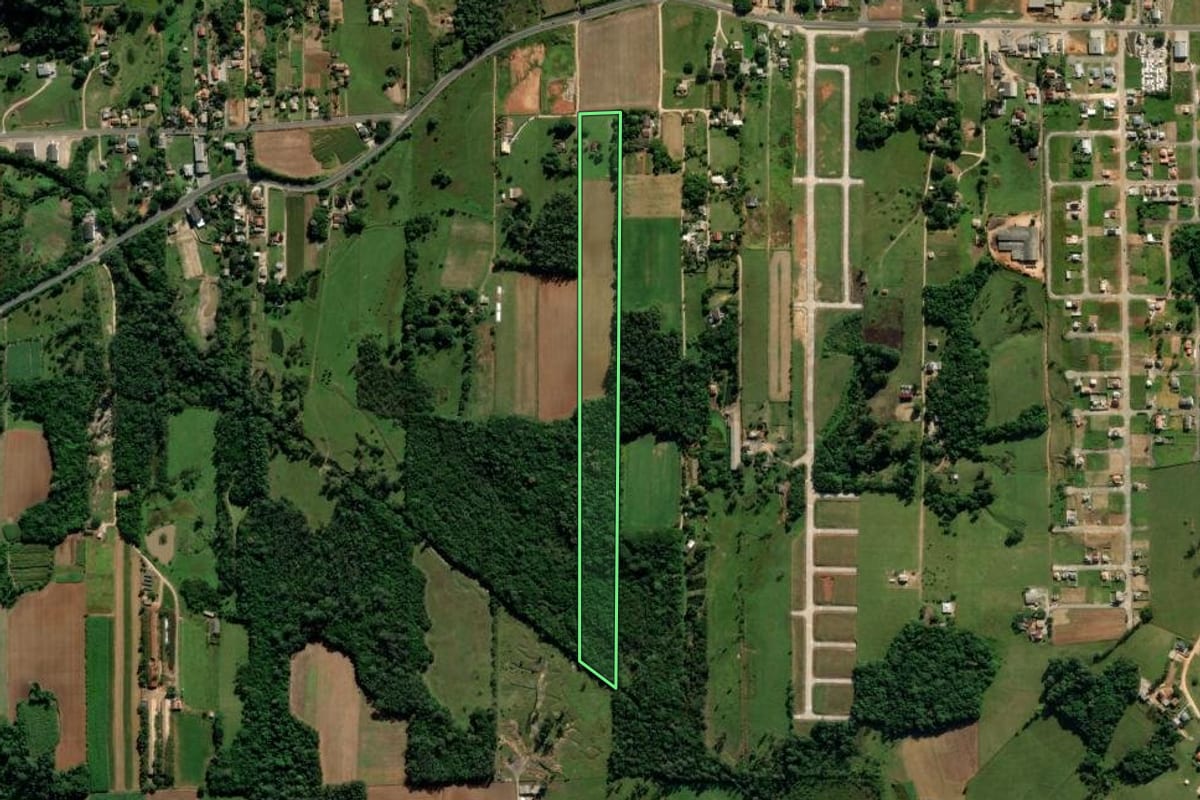 Imagem de satélite do imóvel rural em Içara (SC), com o contorno declarado no CAR desenhado por cima.