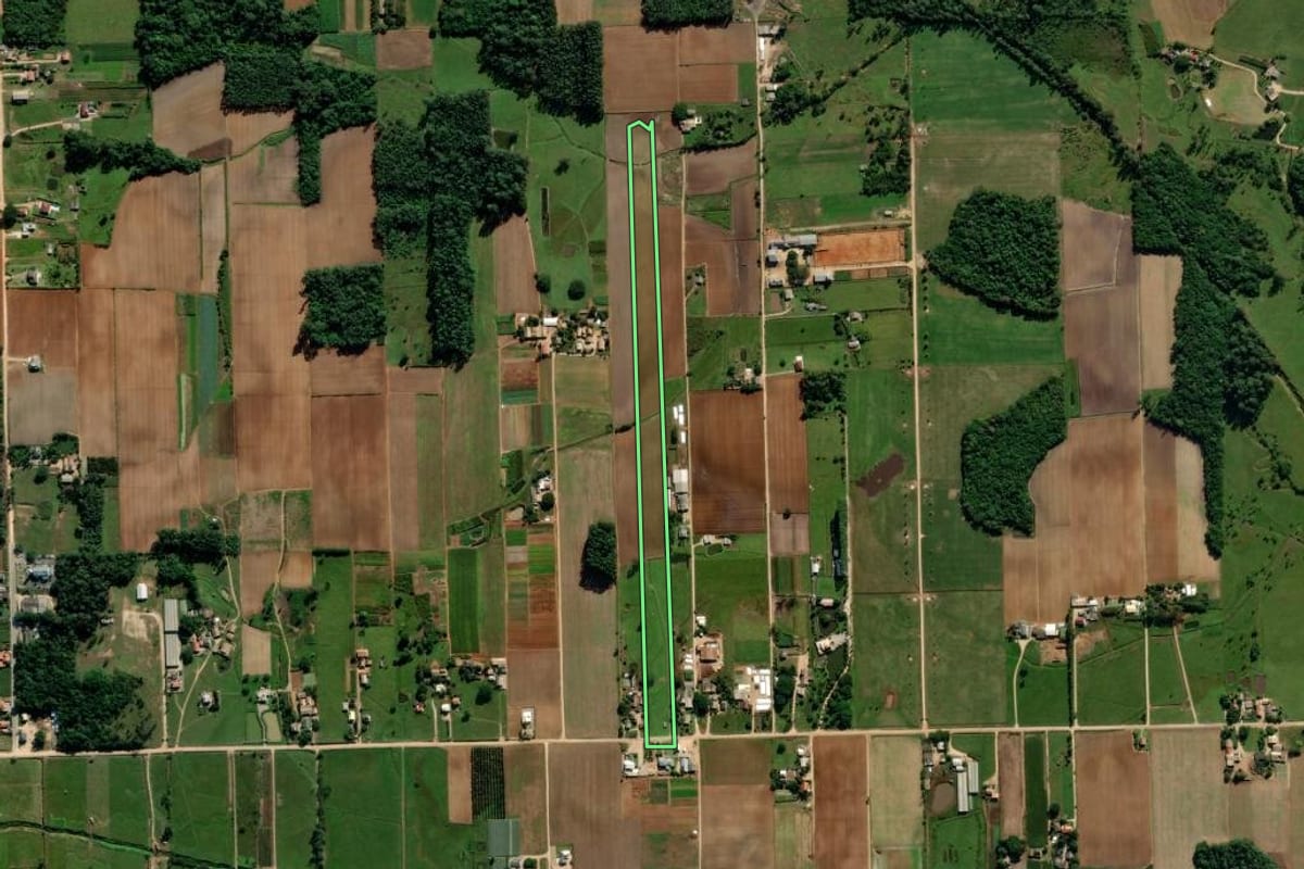 Imagem de satélite do imóvel rural em Içara (SC), com o contorno declarado no CAR desenhado por cima.
