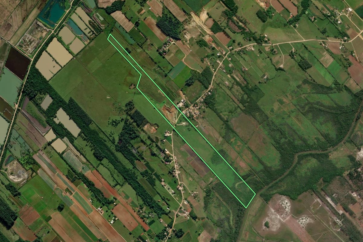 Imagem de satélite do imóvel rural em Içara (SC), com o contorno declarado no CAR desenhado por cima.