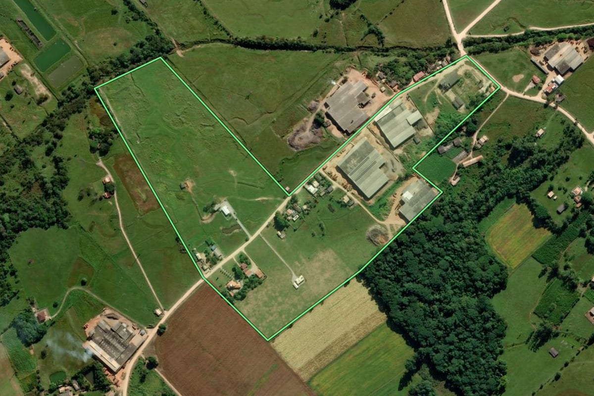 Imagem de satélite do imóvel rural em Içara (SC), com o contorno declarado no CAR desenhado por cima.