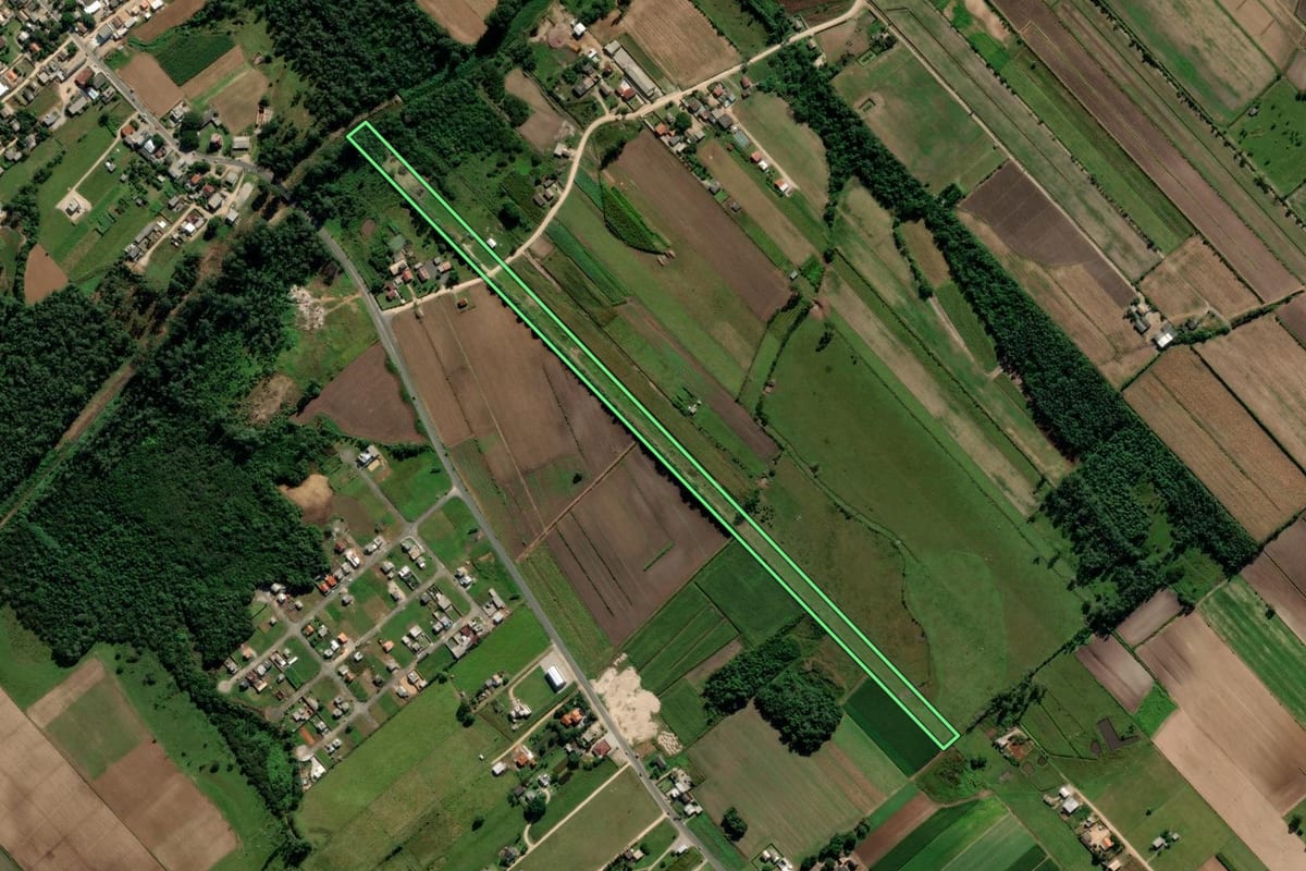 Imagem de satélite do imóvel rural em Içara (SC), com o contorno declarado no CAR desenhado por cima.