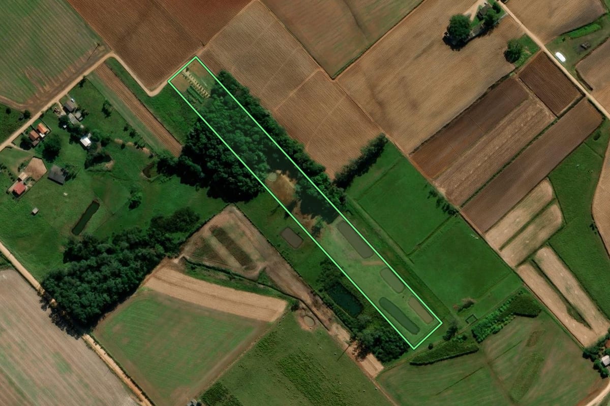 Imagem de satélite do imóvel rural em Içara (SC), com o contorno declarado no CAR desenhado por cima.