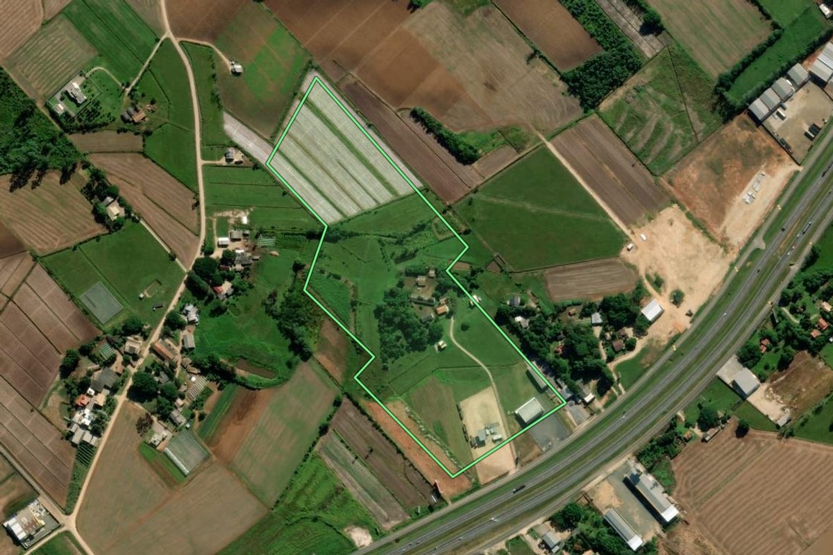 Imagem de satélite do imóvel rural em Içara (SC), com o contorno declarado no CAR desenhado por cima.