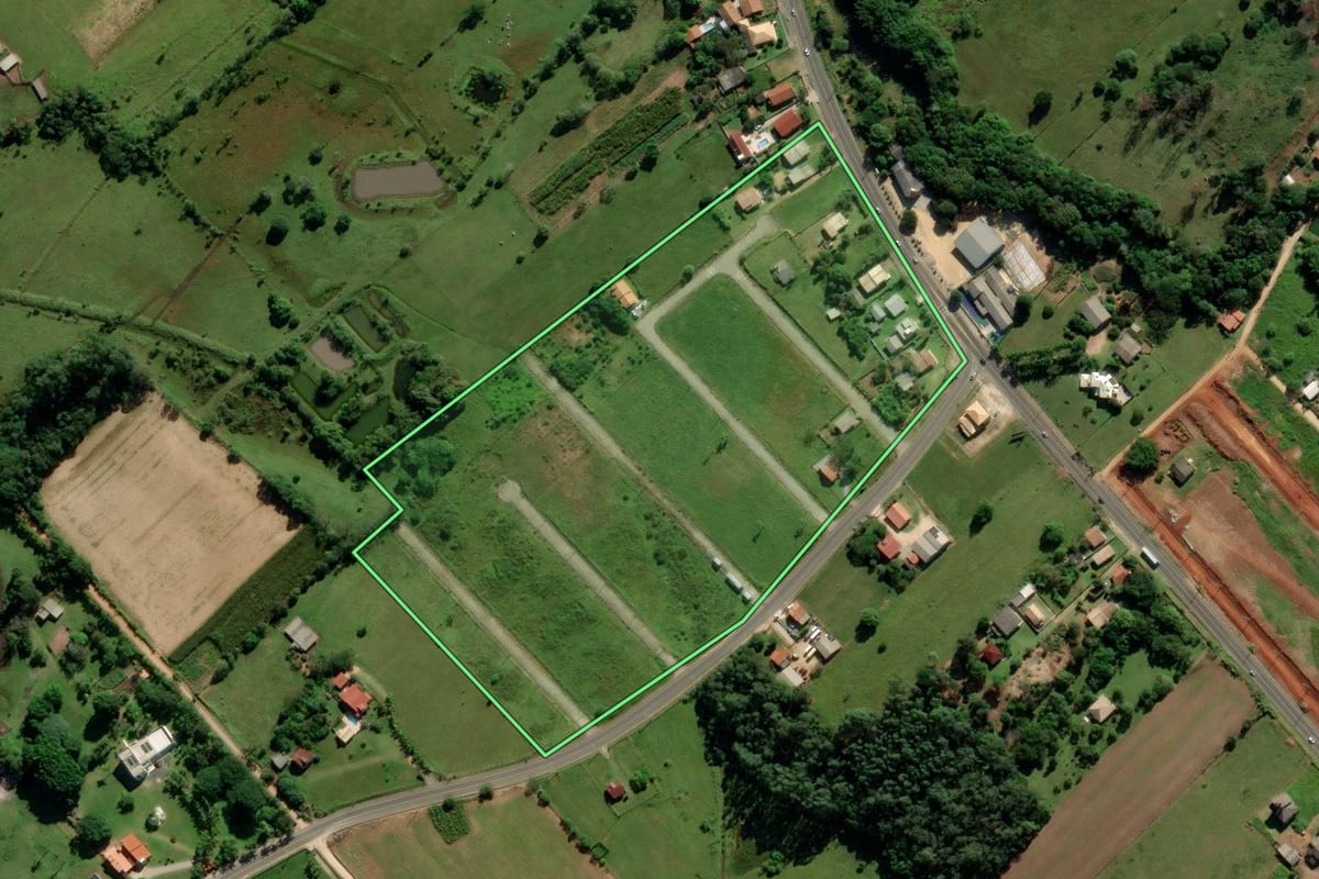 Imagem de satélite do imóvel rural em Içara (SC), com o contorno declarado no CAR desenhado por cima.