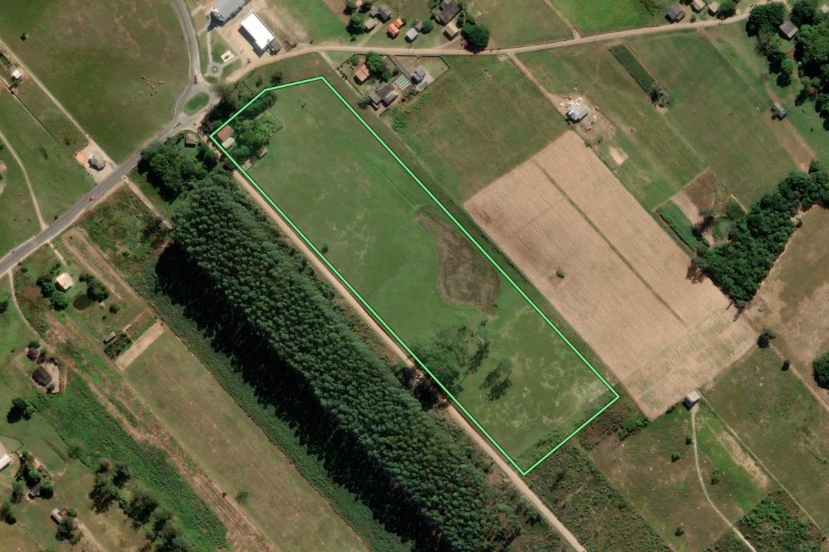 Imagem de satélite do imóvel rural em Içara (SC), com o contorno declarado no CAR desenhado por cima.