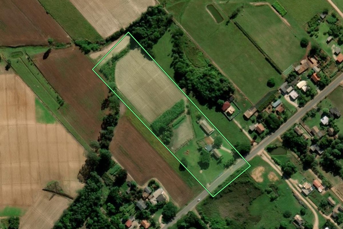 Imagem de satélite do imóvel rural em Içara (SC), com o contorno declarado no CAR desenhado por cima.