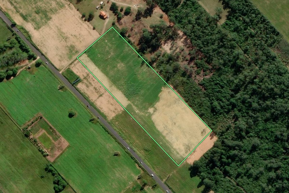 Imagem de satélite do imóvel rural em Içara (SC), com o contorno declarado no CAR desenhado por cima.