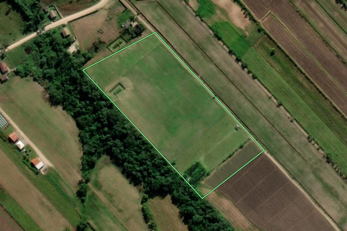 Imagem de satélite do imóvel rural em Içara (SC), com o contorno declarado no CAR desenhado por cima.