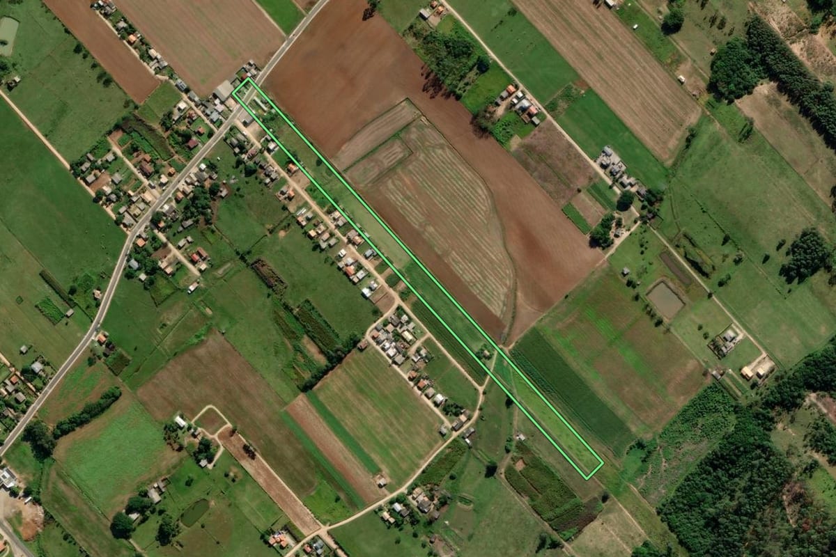 Imagem de satélite do imóvel rural em Içara (SC), com o contorno declarado no CAR desenhado por cima.