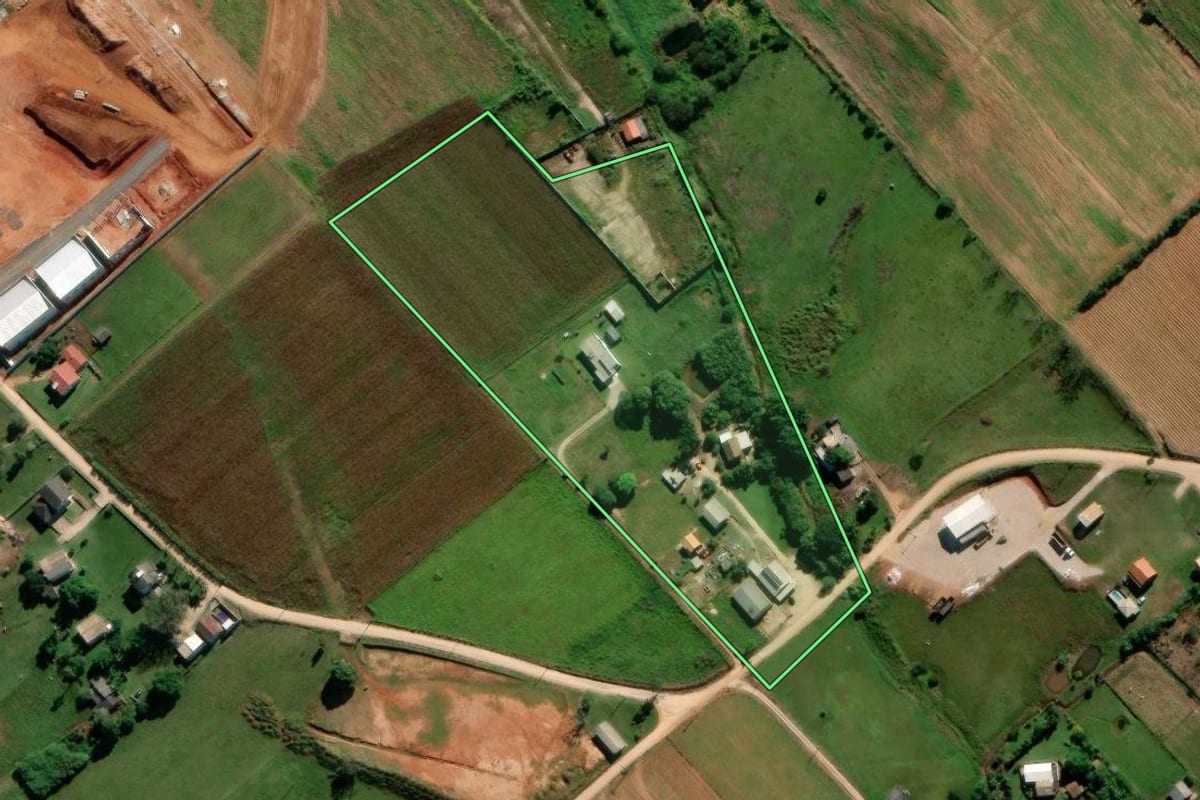 Imagem de satélite do imóvel rural em Içara (SC), com o contorno declarado no CAR desenhado por cima.