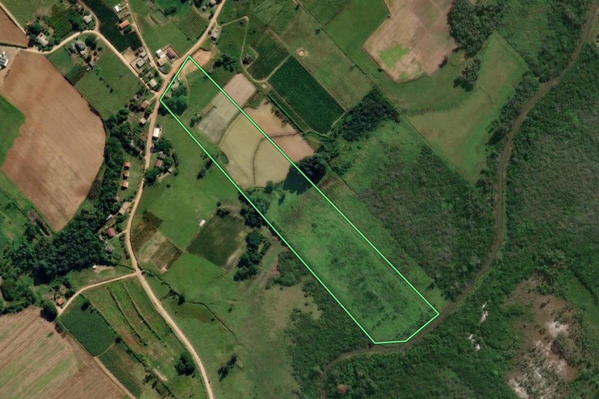 Imagem de satélite do imóvel rural em Içara (SC), com o contorno declarado no CAR desenhado por cima.