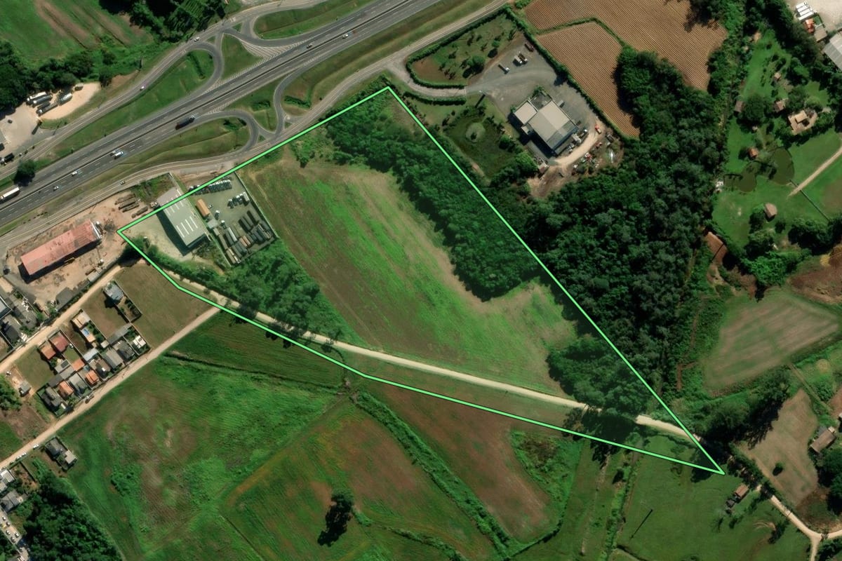 Imagem de satélite do imóvel rural em Içara (SC), com o contorno declarado no CAR desenhado por cima.