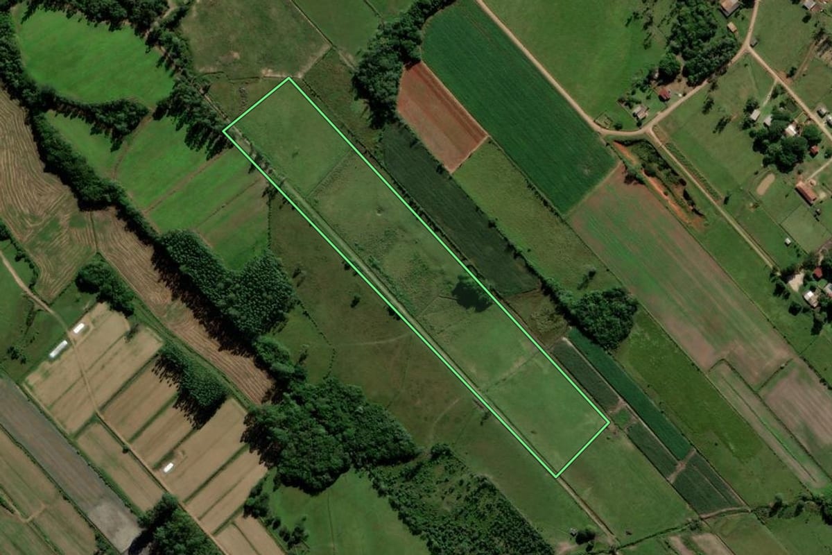 Imagem de satélite do imóvel rural em Içara (SC), com o contorno declarado no CAR desenhado por cima.