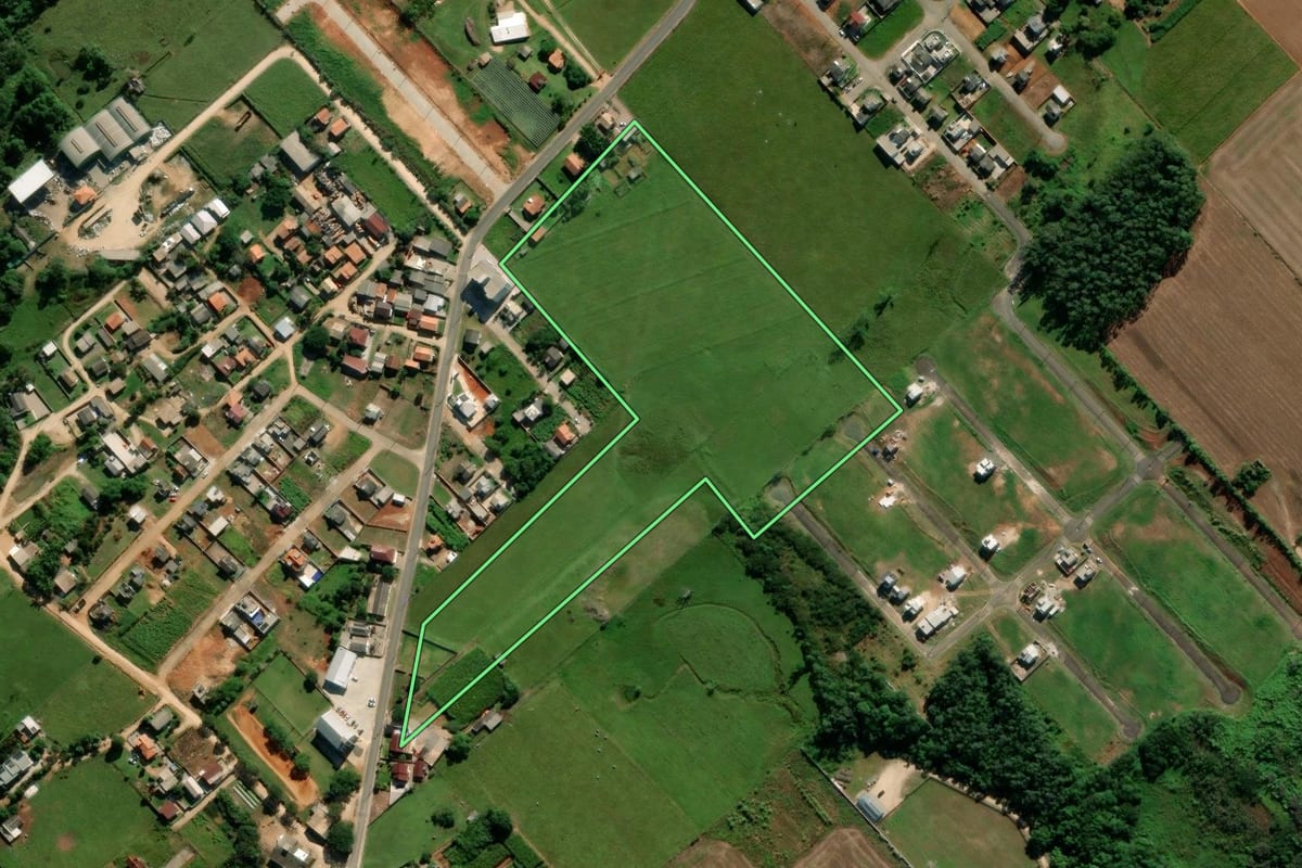 Imagem de satélite do imóvel rural em Içara (SC), com o contorno declarado no CAR desenhado por cima.