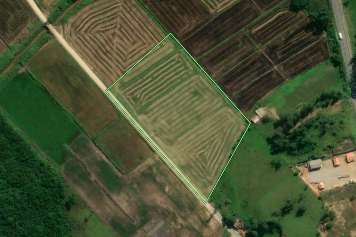 Imagem de satélite do imóvel rural em Içara (SC), com o contorno declarado no CAR desenhado por cima.