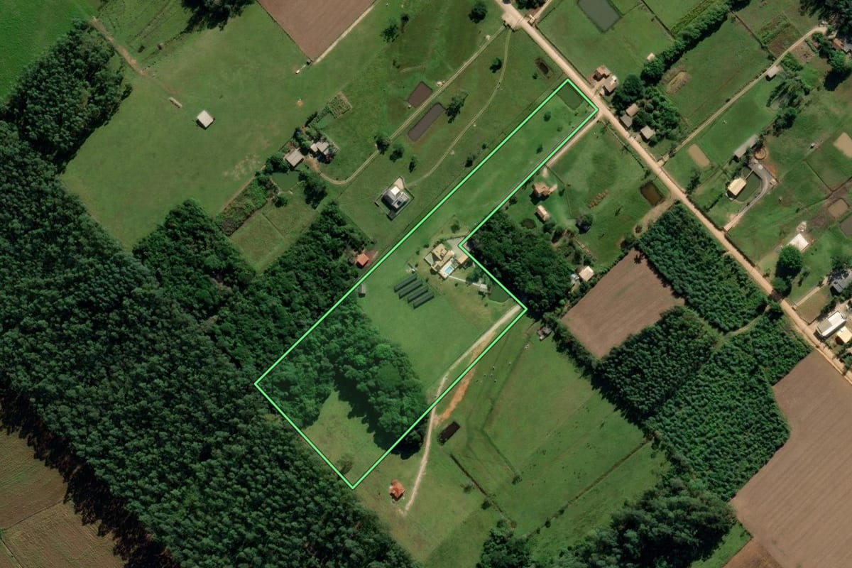 Imagem de satélite do imóvel rural em Içara (SC), com o contorno declarado no CAR desenhado por cima.